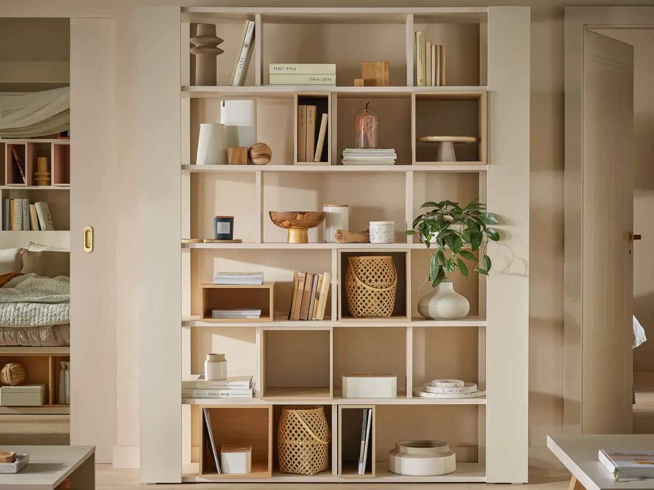 Sekrety pięknej półki w salonie: co postawić, by zachwycała?