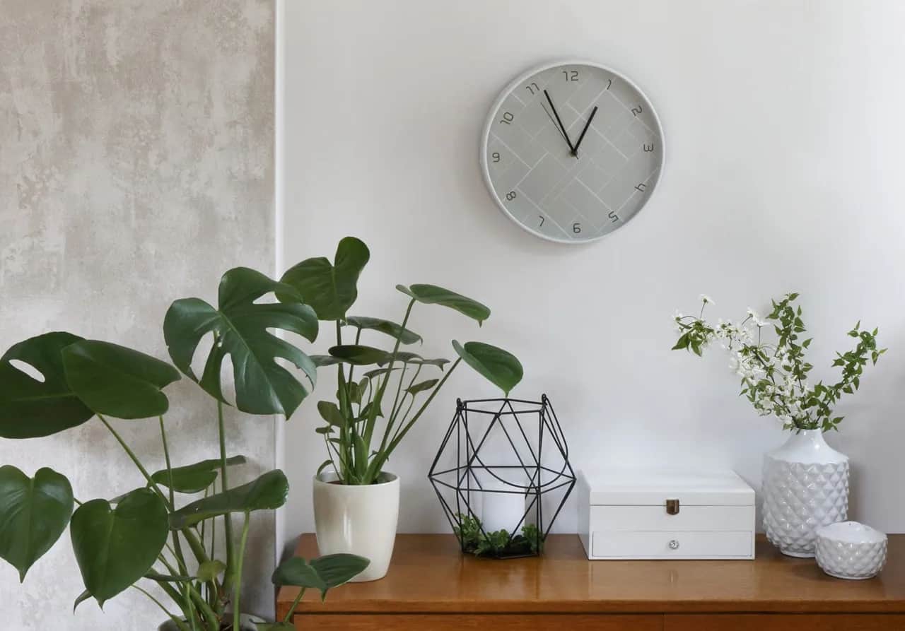 Zegar w salonie: Gdzie powiesić, by był funkcjonalny i piękny?
