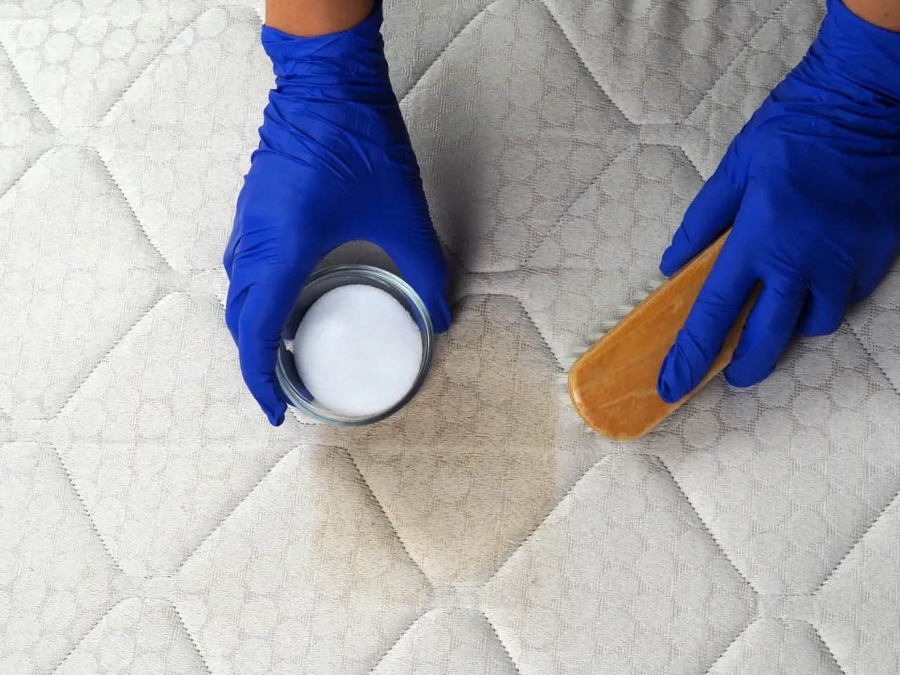 Jak wyczyścić materac domowymi sposobami? Pozbądź się plam i roztoczy