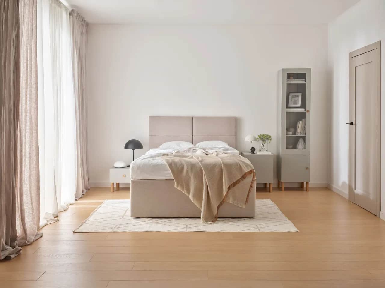Beżowa sypialnia: Odkryj dodatki, które tchną w nią życie!
