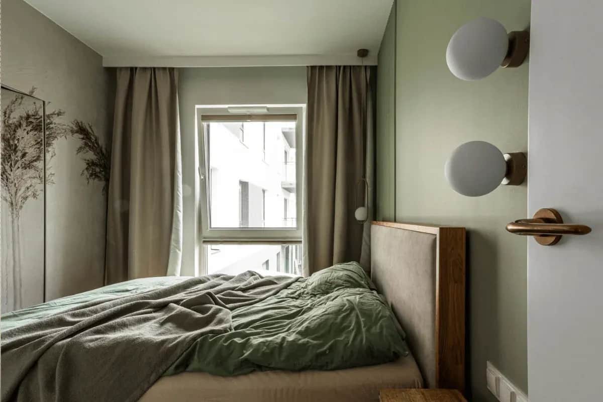 Jak powiększyć małą sypialnię zasłonami? Sprawdzone triki!