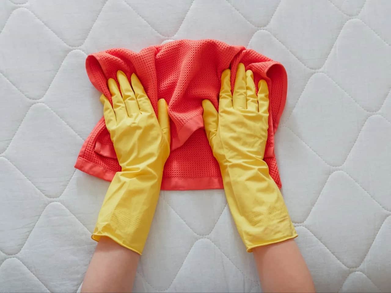 Jak usunąć krew z materaca? Skuteczne sposoby na każdą plamę