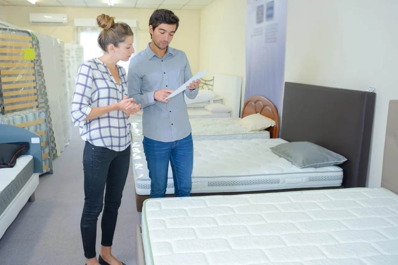 Materac: gdzie kupić? Online vs. salon wybierz mądrze!