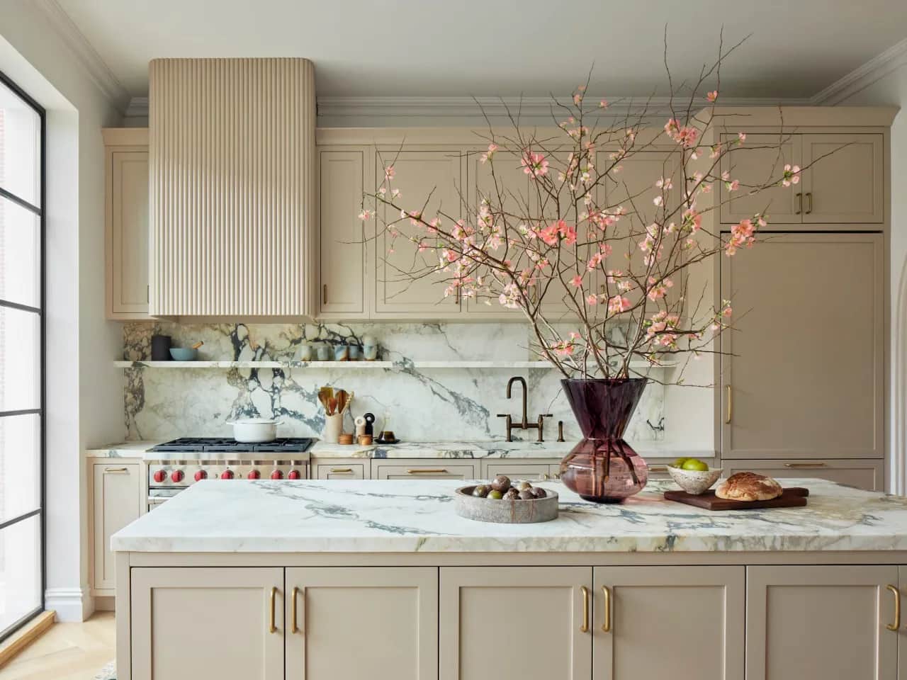 Kremowa kuchnia: jakie uchwyty? Kolor, styl, praktyczne porady