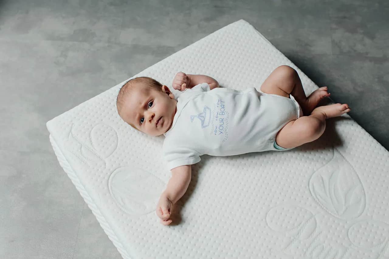 Bezpieczny materac dla niemowlaka: Uniknij błędów, śpij spokojnie