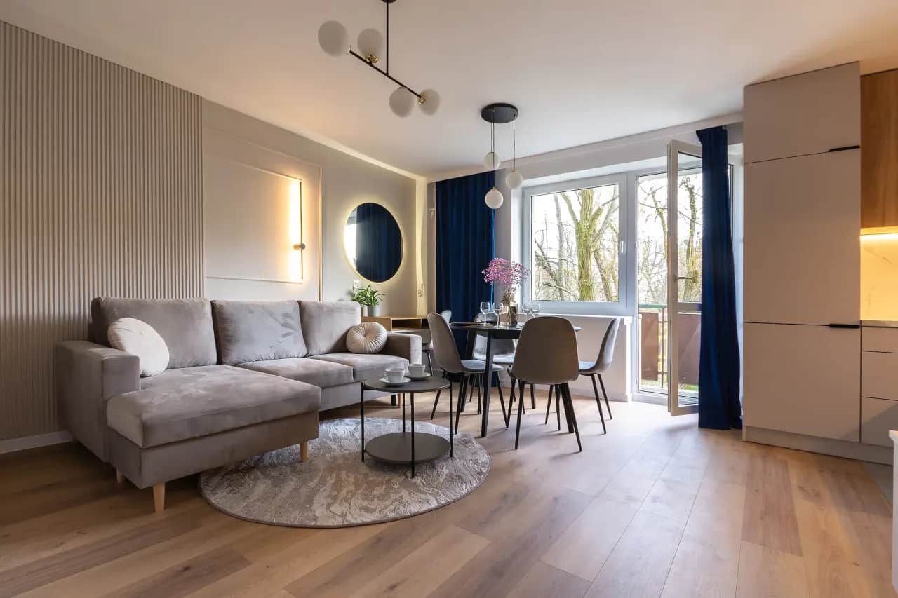 Karnisz do salonu: Jak wybrać idealny? Trendy i porady.