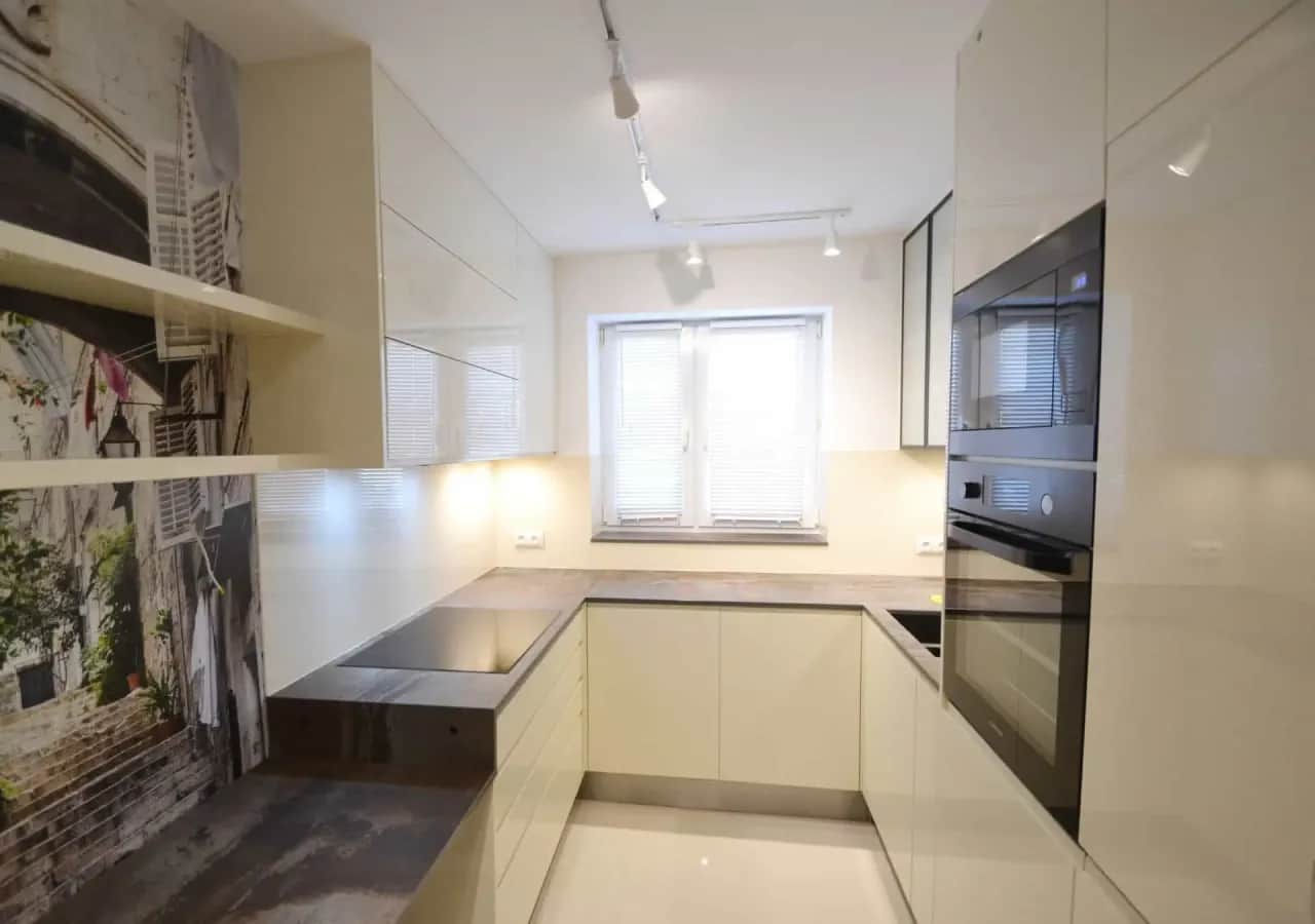 Mała kuchnia z oknem: Jak stworzyć funkcjonalną i piękną przestrzeń?